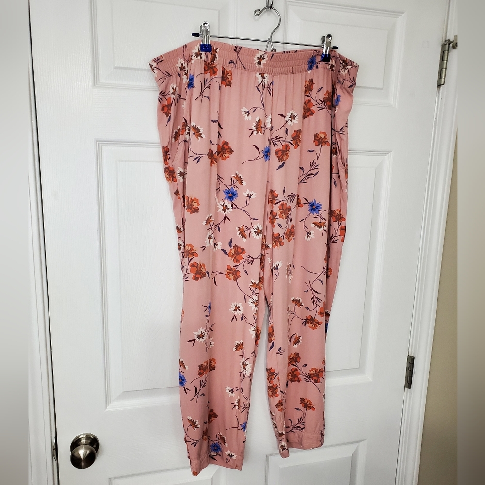 Jessica Simpson Floral Knit Cropped Pants/Capris - Picture 2 of 13